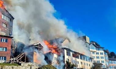 Impactante incendio en Hotel Huemul, ubicado a la orilla del lago Nahuel Huapi en Bariloche