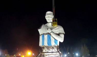 La megaestatua de Messi ya toma forma en Cutral Co y sorprende al mundo