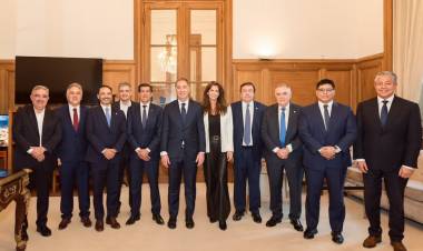La Casa Rosada negocia con los gobernadores para incorporar colectoras para suspender las PASO