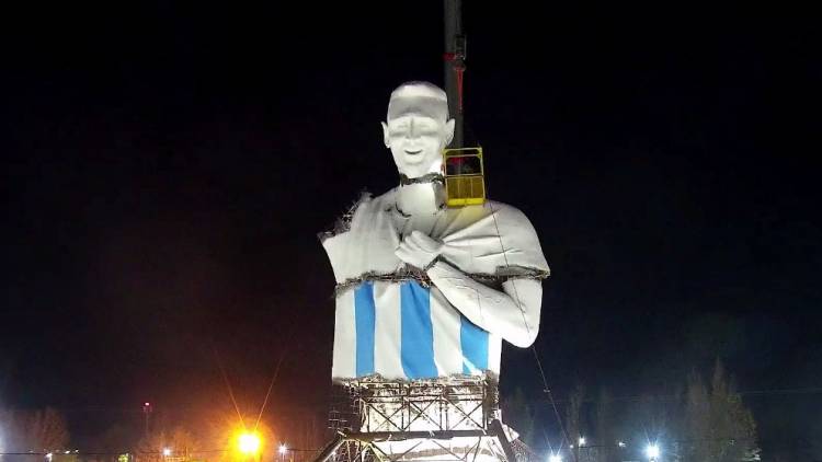 La megaestatua de Messi ya toma forma en Cutral Co y sorprende al mundo