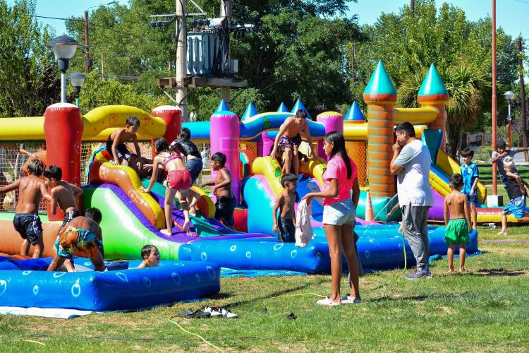 Tarde de verano en el barrio Peñi Trapún de Cutral Co 