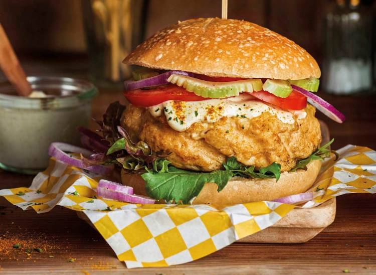 HAMBURGUESA DE POLLO CON SALSA AL CURRY