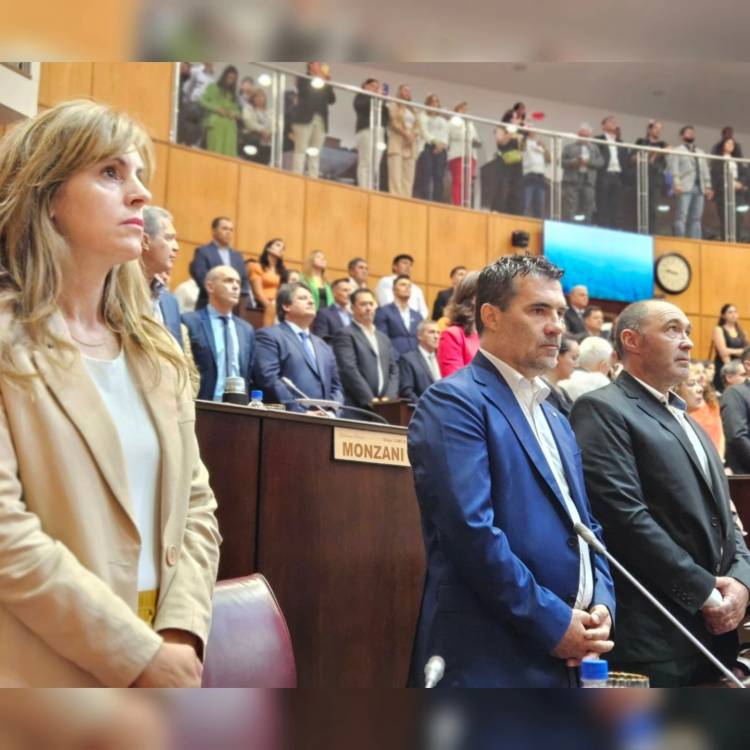 La Diputada Lorena Parrilli  presencio el apertura del período de sesiones en la Legislatura de Neuquén
