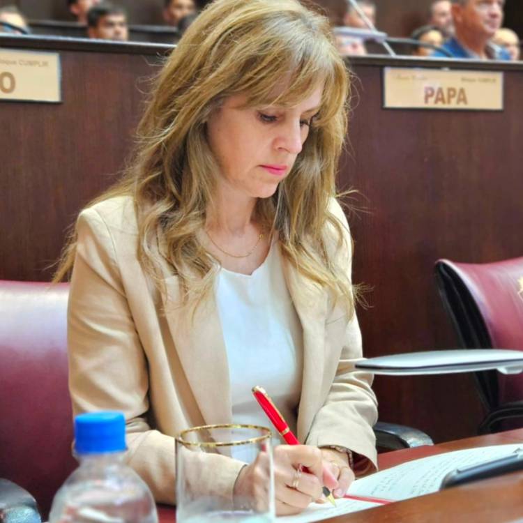 La Diputada Lorena Parrilli  presencio el apertura del período de sesiones en la Legislatura de Neuquén