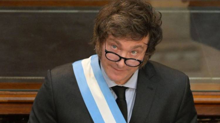 Milei confirmó que se frenará la emisión de pesos y sugirió a la gente que saque sus dólares del colchón