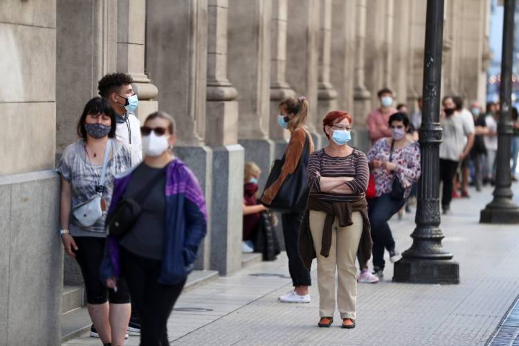 Una nueva la variante de covid causó una ola de contagios en España: síntomas y cómo diferenciarlos de la alergia