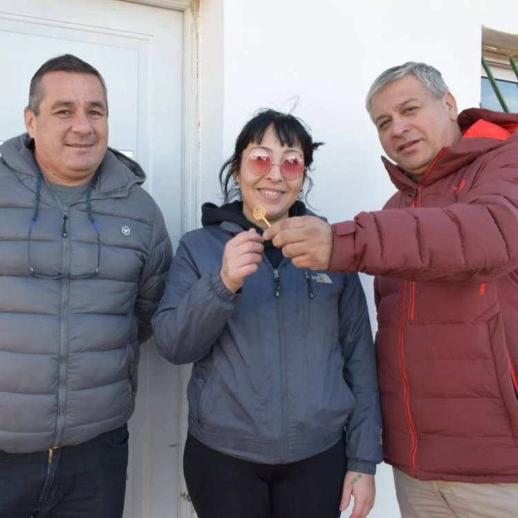 Una nueva vivienda fue entregada en Plaza Huincul