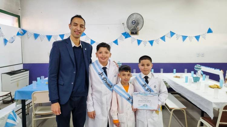Jesús San Martín acompañó la Promesa a la Bandera de alumnos de la Escuela 143