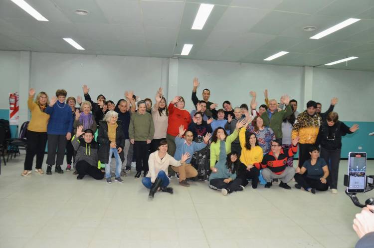 Actividades de los talleres artísticos junto a las y los chicos de la Asociación Civil Alborada