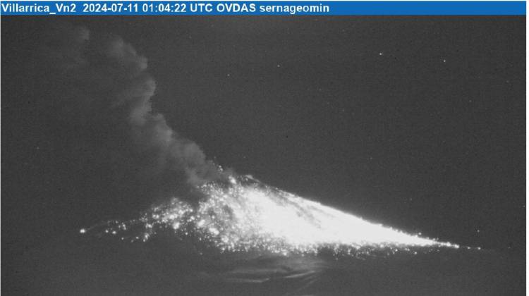 Alerta en la Patagonia por una explosión con "material sólido" del volcán Villarica