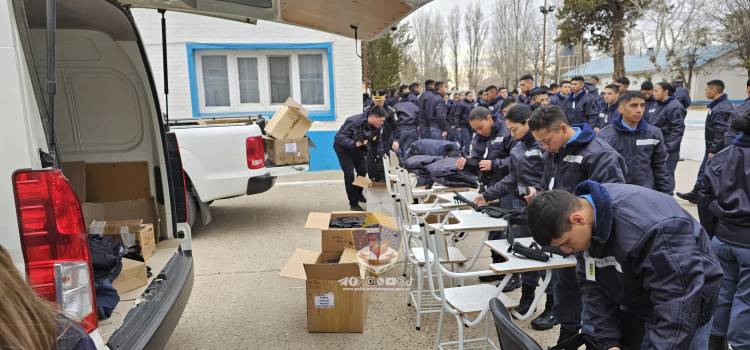 Plaza Huincul. Entrega de uniformes a los proximos agentes de seguridad 