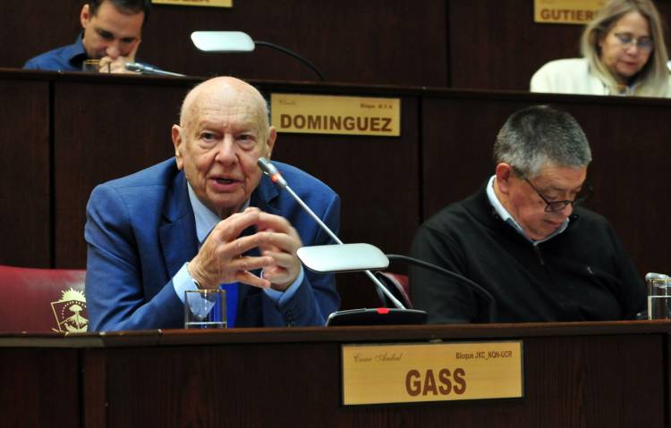 Cesar Gass presento proyecto de ley donde se limitará el uso de teléfonos celulares y dispositivos similares en el aula