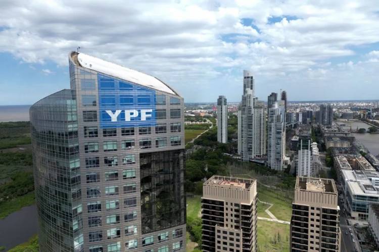 YPF saldrá a recomprar deuda que vence en 2025 y 2027