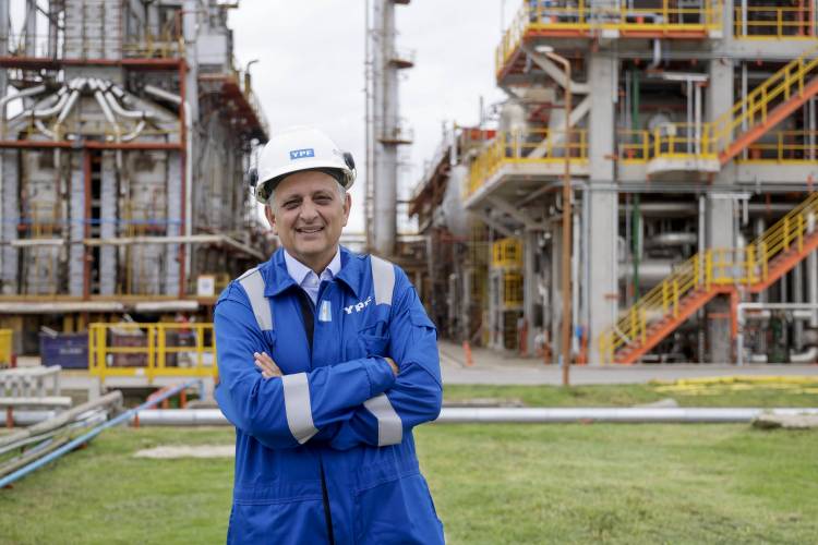 El CEO de YPF confirmó que la compañía seguirá con la construcción de la planta de GNL en Río Negro