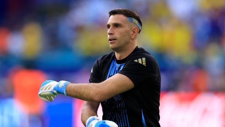 FIFA sancionó a Emiliano Dibu Martínez y se perderá los próximos dos partidos de la selección argentina por Eliminatorias