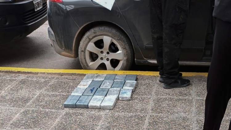 La policía incautó más de 30 kilos de cocaína en un vehículo en Neuquén
