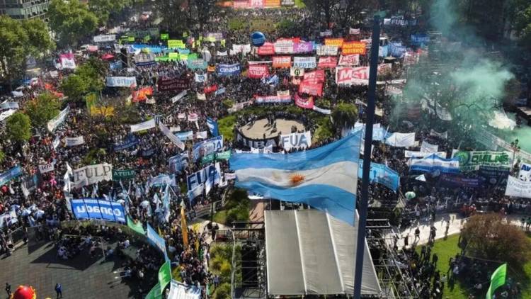 Tras marcha universitaria, el Gobierno confirmó el veto y acusó a la oposición de conformar "un nuevo frente de izquierda populista"