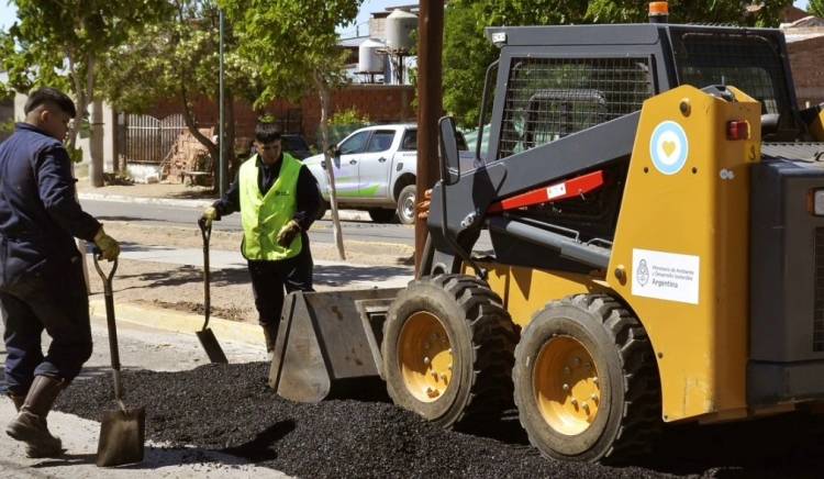 Plan de bacheo en las avenidas de la zona sur de Plaza Huincul 