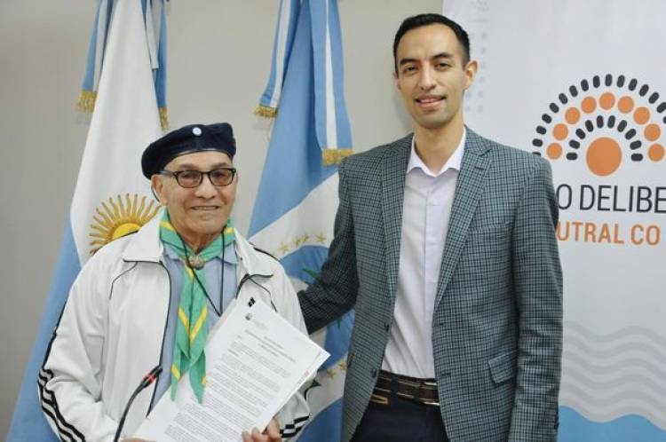 El Concejo Deliberante de Cutral Co Declaro a Julio Espinace por su labor en los Scouts de la ciudad.