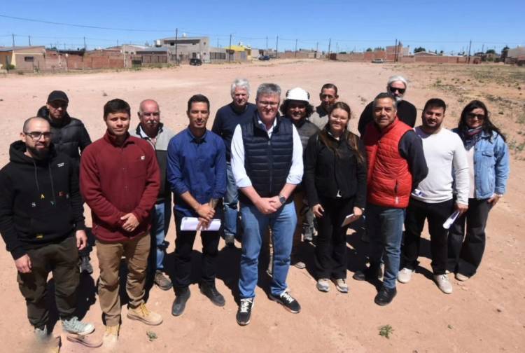 Larraza recibió a las empresas interesadas en la construcción del nuevo edificio de la Escuela Primaria N° 22.