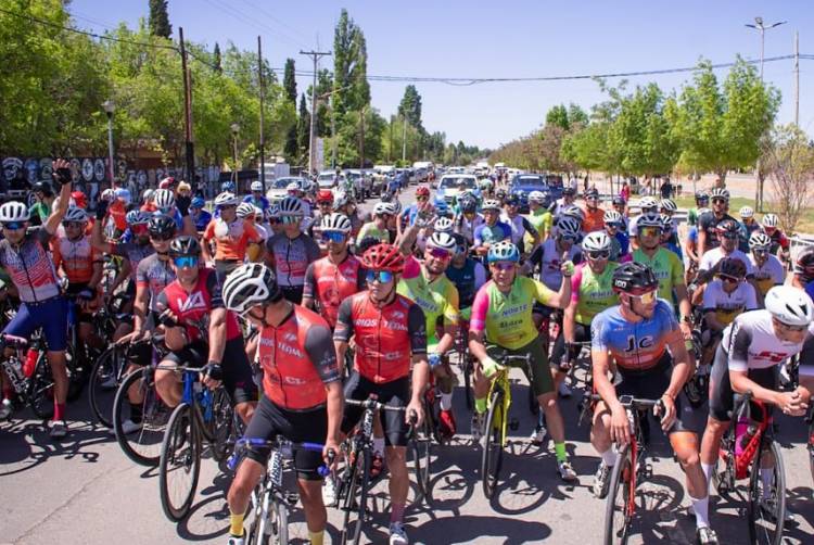 El Peruano Hugo Ruiz Calle se quedó con Vuelta Ciclística de la ciudad de Cutral Co