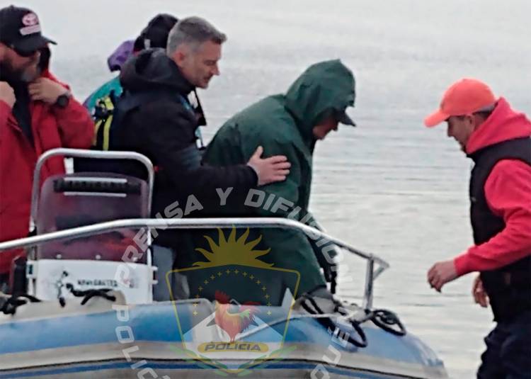 Rescatan a pescadore en Piedra del Aguila 