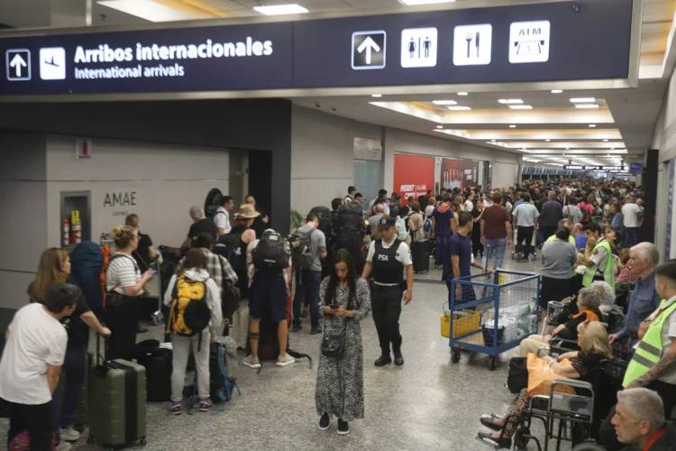 El sindicato de controladores aéreos anunció un cronograma de medidas de fuerza que incluye paros intermitentes