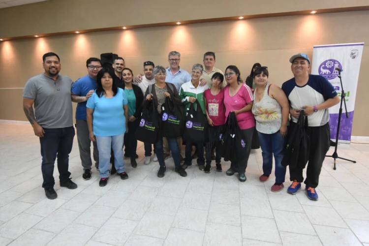 El intendente Claudio Larraza entregó indumentaria laboral a empleados 