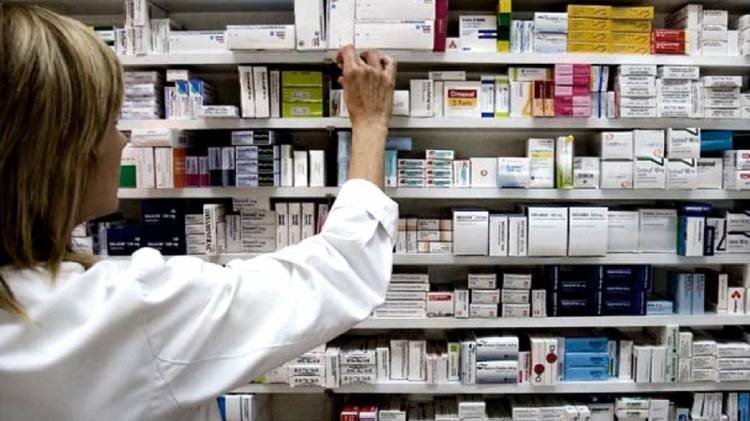 Entidades farmacéuticas se oponen a la venta de medicamentos en góndolas: "Pone en riesgo la salud de la población"