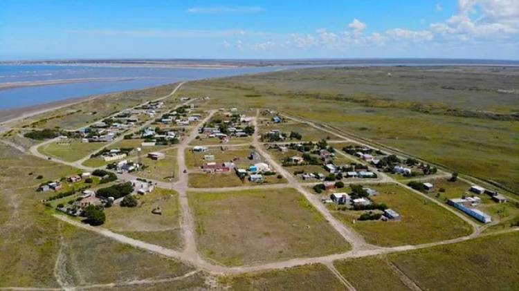 El pueblo sacado de un cuento de hadas en el que viven 25 personas y es ideal para vacacionar frente al mar