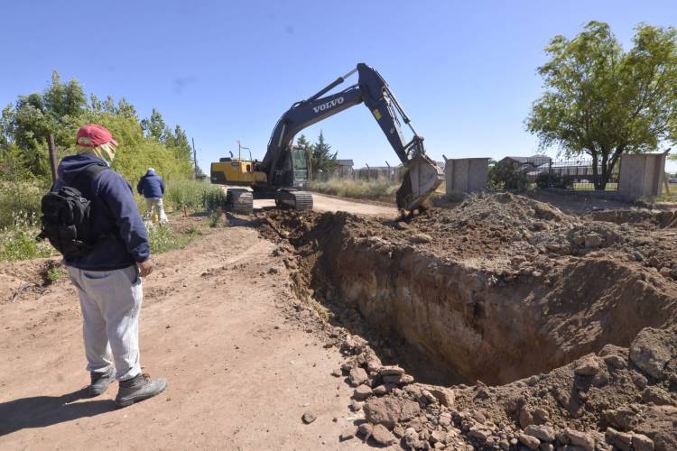 Comenzó el tendido de agua y cloacas en el barrio Berbel de Plaza Huincul