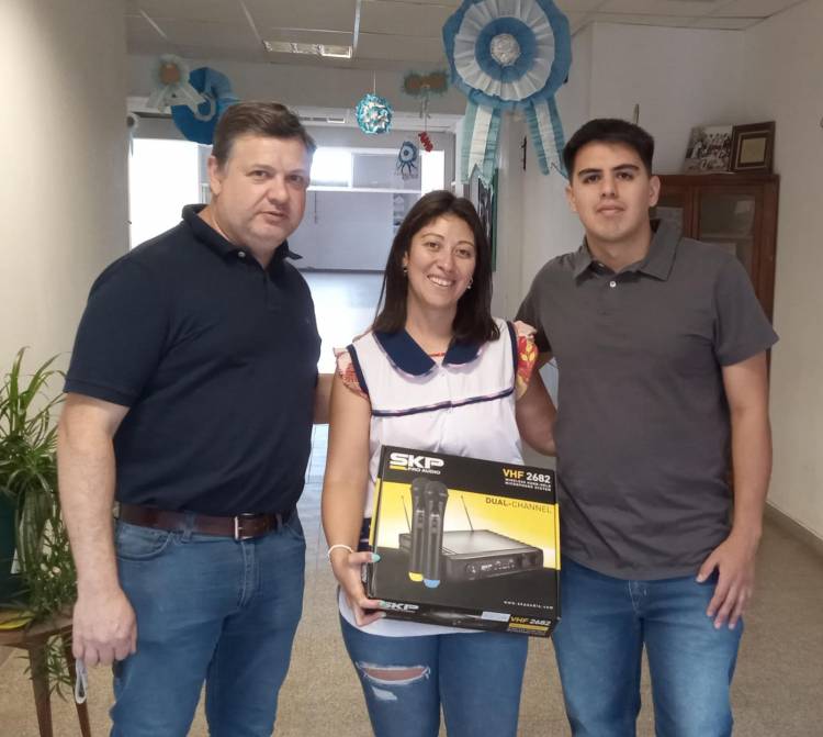 Fernando Doroschenco entrego a la Escuela N° 133 material para jerarquizar los actos escolares 