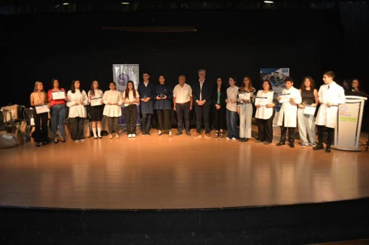 Premiso Estímulo 2024: 14 estudiantes del nivel secundario de Plaza Huincul y Cutral Co fueron distinguidos por su rendimiento académico