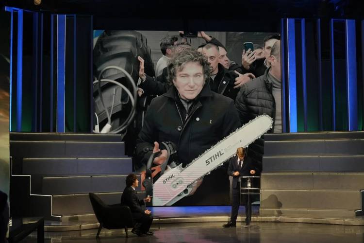 Milei avanza con la motosierra y congela la contratación de empleados públicos: qué es el "3x1"