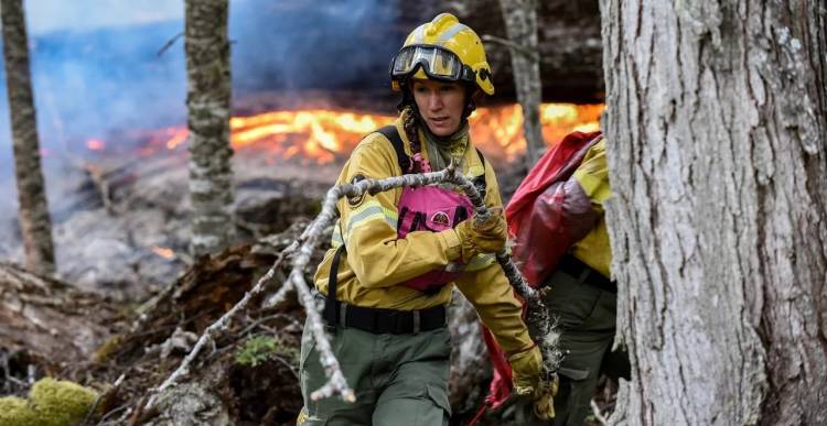 Incendio en Los Manzanos: aumenta el riesgo por fuertes vientos