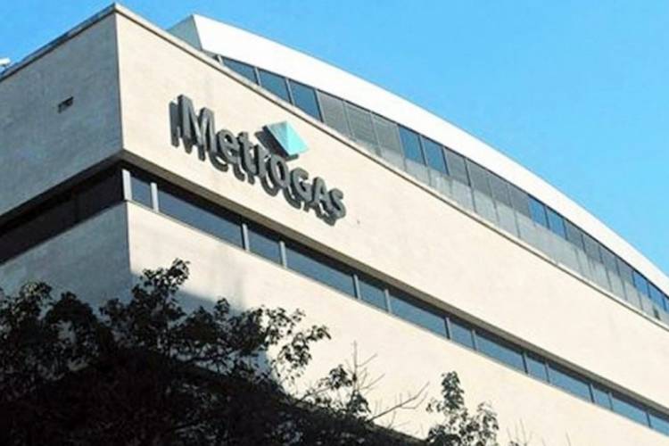 El paso de YPF para vender sus acciones en la mayor distribuidora de gas del país