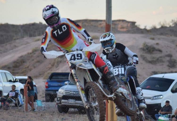 Tomás Moyano brilló con un doblete en el Coliseo de la Barda por el Supercross neuquino