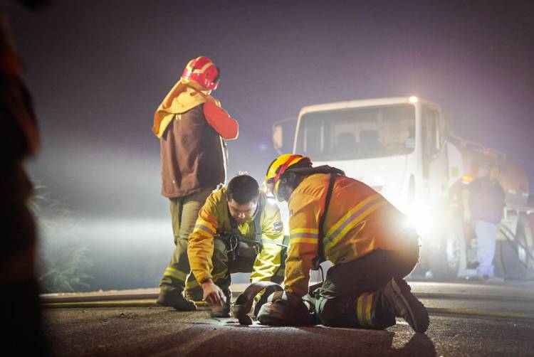 Incendio Valle Magdalena: Los brigadistas combatieron el fuego durante toda la noche, ya son mas de 7.000 has. consumidas por el fuego