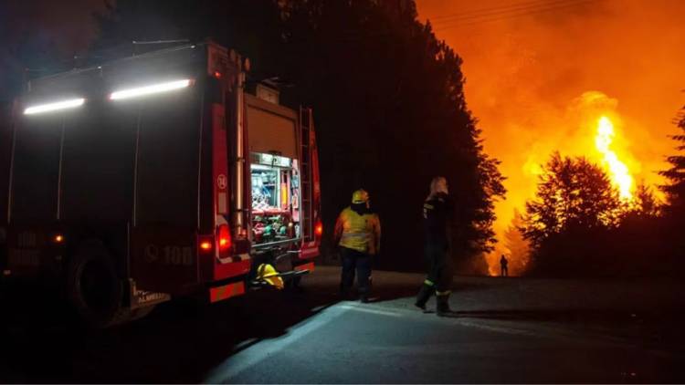 El fuego en El Bolsón avanza hacia la ciudad: "Se está quemando todo", advirtió el intendente