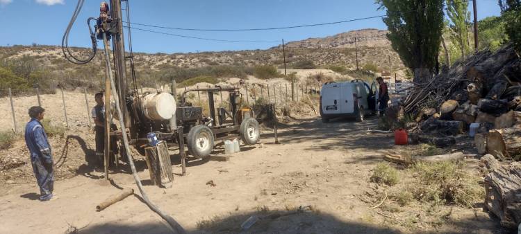 Petróleo en la Escuela 122: Descubrimiento inesperado y repercusiones en la comunidad de Villa Puente Picún Leufú