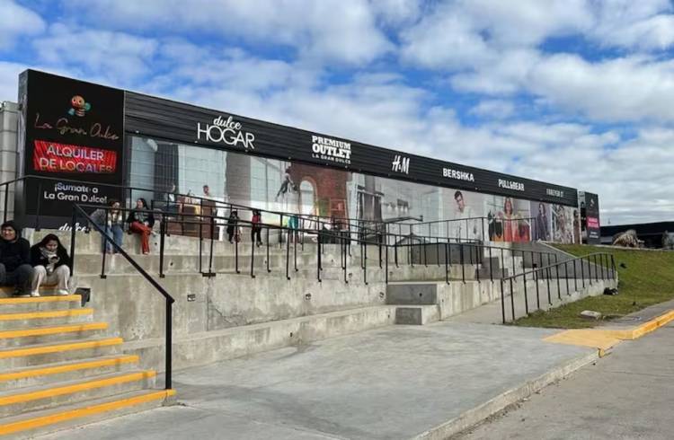 El outlet La Gran Dulce lanza un servicio para comprar ropa barata y competir con Flores