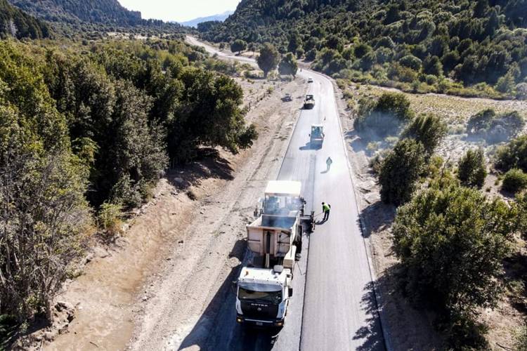 Antes de la veda, terminarán otros 4 kilómetros de asfalto en Villa Traful