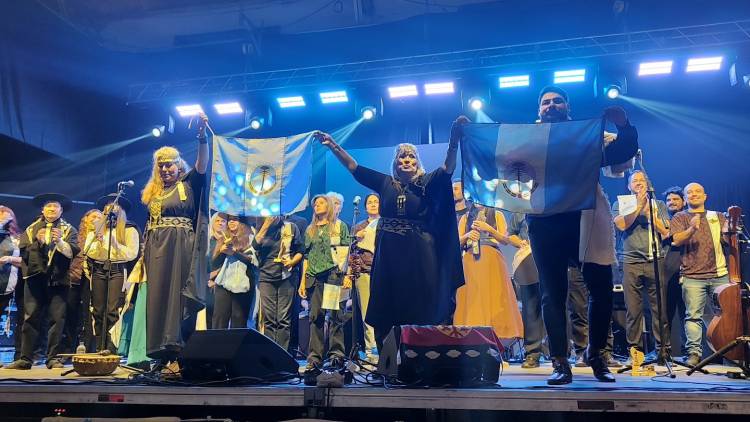 Plaza Huincul celebró el Día de la Identidad Neuquina con un concierto en homenaje a Marcelo Berbel 