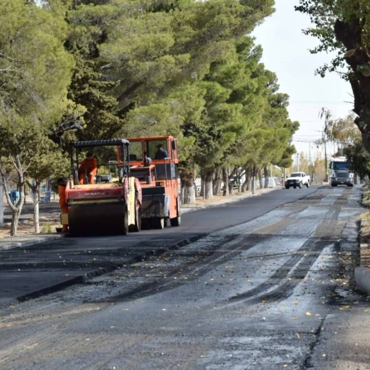 Continúa el tendido de la nueva carpeta asfáltica en barrio Central 