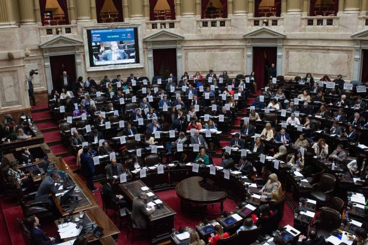 La oposición aprobó en Diputados un aumento del 7,2? las jubilaciones y una suba del bono a $110 mil