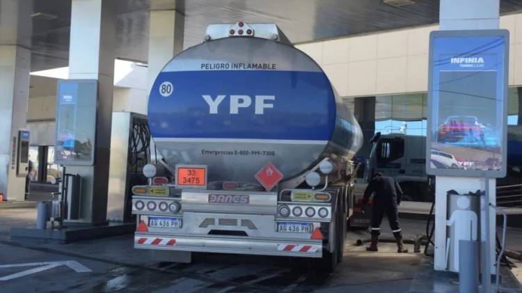 Cargar nafta en Neuquén o La Matanza: de cuánto es la diferencia de precios que citó el presidente de YPF