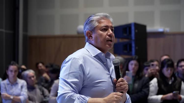 El gobernador de Neuquén criticó a Oscar Parrilli en un acto: “Su jefa le decía pelotudo y se quedaba callado”