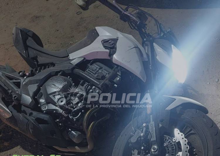 Quisieron huir con una moto robada, perdieron el control, cayeron y fueron detenido 