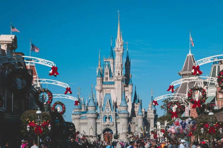 Viajar a Disney sin visa: de cuánto sería el ahorro para una familia argentina con el plan de Javier Milei