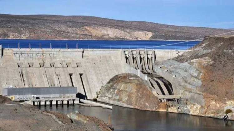 El Gobierno extenderá la concesión de las hidroeléctricas del Comahue y prepara licitaciones por las que espera USD 500 millones